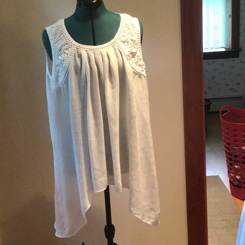 Pretty sleeveless, white top
